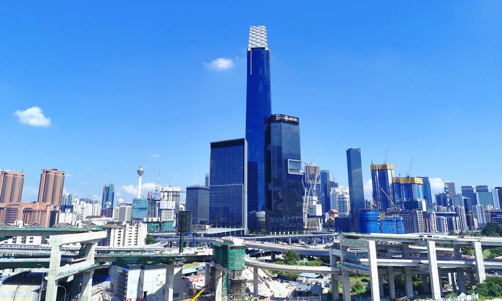 2018年底，由中國(guó)建筑馬來(lái)西亞有限公司承建的中資企業(yè)海外建設(shè)第一高樓——吉隆坡106交易塔（亦稱吉隆坡標(biāo)志塔）突破450米，成為馬來(lái)西亞首都吉隆坡天空下的地標(biāo)建筑。106交易塔位于吉隆坡敦拉薩國(guó)際貿(mào)易中心核心區(qū)，是一座集金融、商務(wù)、購(gòu)物、辦公于一體的多功能寫字樓，由中國(guó)建筑馬來(lái)西亞有限公司承建，地上建筑高度為452米，是馬來(lái)西亞最高的建筑之一。它是敦拉薩金融交易中心的一部分，在新的城市總體發(fā)展規(guī)劃中，將成為吉隆坡新的中央商務(wù)區(qū)。