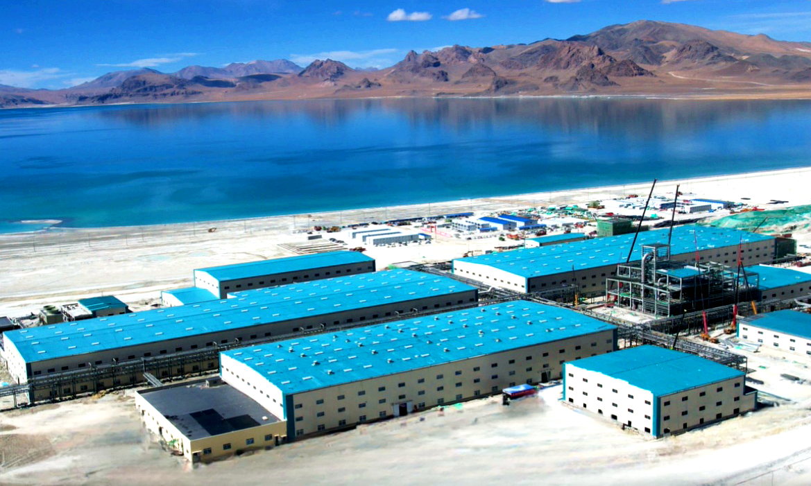 10月15日，中國中鐵旗下中鐵十局承建的西藏拉果錯鹽湖鋰礦項目設備安裝調試完成，達到單機試車條件，標志著項目一期建設任務圓滿完成。拉果錯鹽湖位于西藏阿里改則縣，地處羌塘高原，屬于待開發的大型硫酸鈉亞型鹵水湖。西藏拉果錯鹽湖鋰礦項目分為一期、二期工程建設。其中，項目一期總建筑面積約44669平方米，施工內容包括電滲析廠房、氫氧化鋰車間、油罐區、綜合管廊、設備及儀器儀表安裝等，產量規劃為電池級單水氫氧化鋰2萬噸/年。圖為項目建設現場。