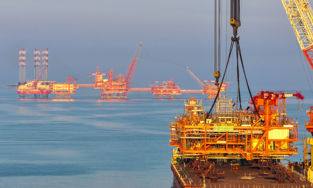 近日，隨著最后一座無人井口平臺(tái)組塊吊裝就位，渤中19-6凝析氣田Ⅰ期開發(fā)項(xiàng)目（以下簡稱“渤中19-6 I期項(xiàng)目”）海上安裝工作全部完成，進(jìn)入聯(lián)產(chǎn)調(diào)試階段，標(biāo)志著渤海灣首個(gè)千億方大氣田工程建設(shè)取得重大進(jìn)展，為項(xiàng)目年內(nèi)投產(chǎn)奠定堅(jiān)實(shí)基礎(chǔ)。圖為渤中19-6 I期項(xiàng)目海上安裝現(xiàn)場。賈雪東 攝