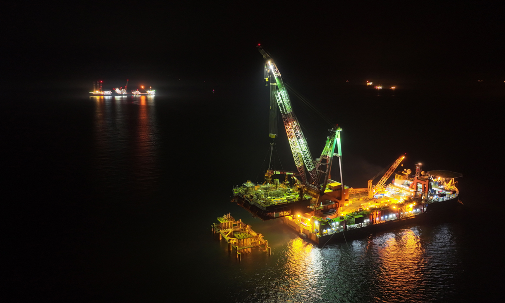 　“藍(lán)疆”船進(jìn)行渤中19-6 I期項(xiàng)目海上安裝作業(yè)。賈雪東 攝