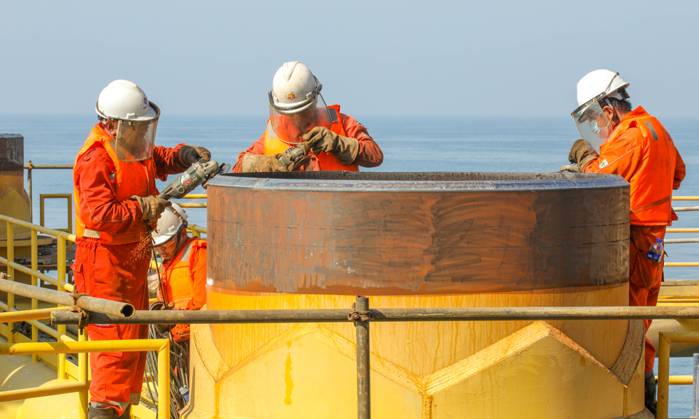 船員進(jìn)行導(dǎo)管架樁頭打磨作業(yè)。賈雪東 攝