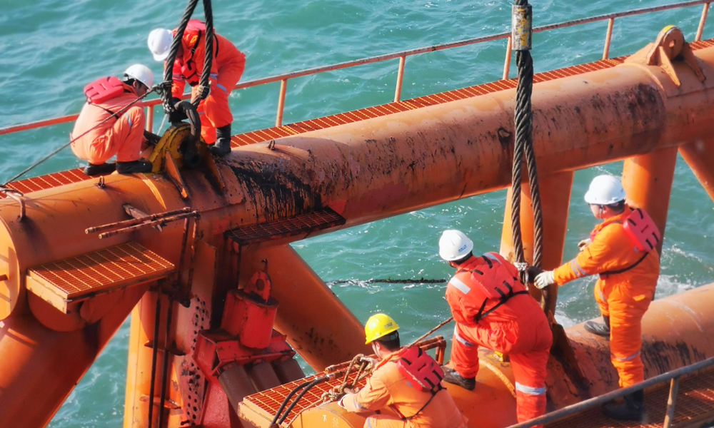 渤中19-6 I期項(xiàng)目海上安裝現(xiàn)場。杜春水 攝