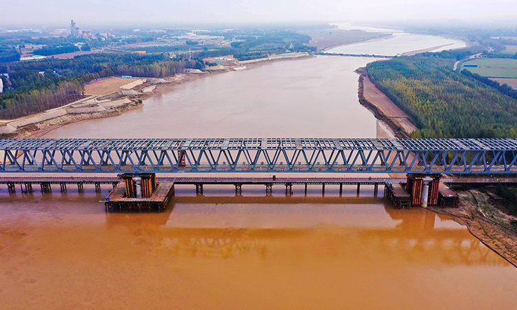 10月28日拍攝的合龍后的聊（城）泰（安）鐵路黃河公鐵橋（無人機(jī)照片）。新華社記者?郭緒雷?攝