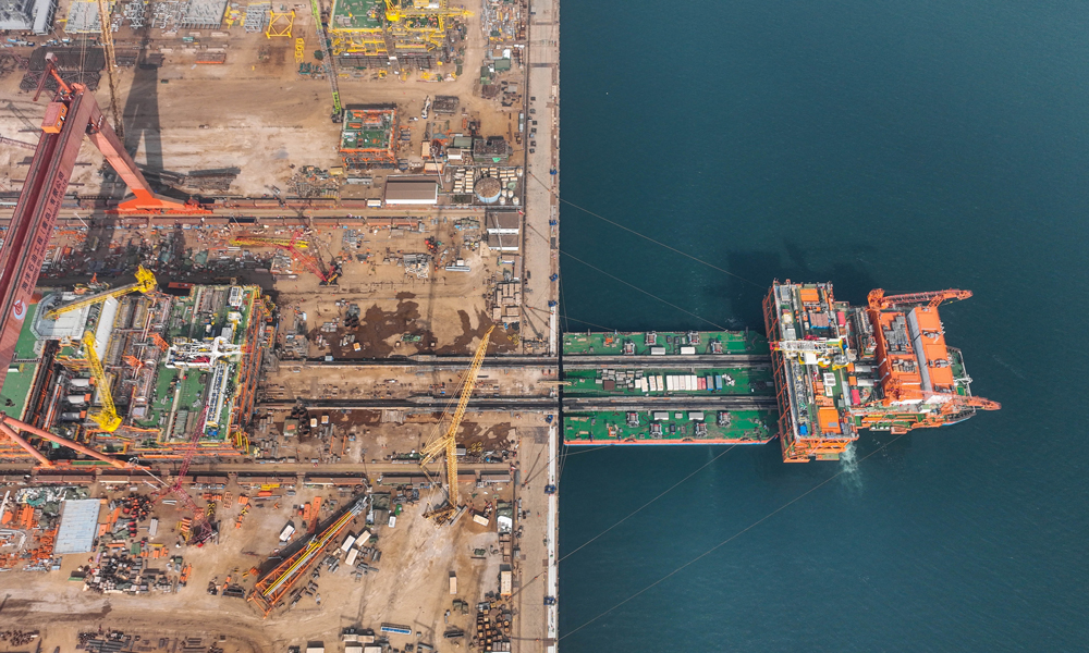 與我國所有海上油氣平臺不同的是，此次裝船的中心平臺首創油氣生產與岸電供應共建模式，將高壓輸電設備與油氣處理平臺共建在平臺上，相當于直接給傳統中心處理平臺安上一顆岸電的心臟，實現岸電的引入。這種平臺建造模式為國內首次嘗試，亞洲尚無先例。