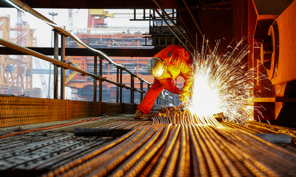 10月26日，工作人員在中心平臺裝船作業現場施工。