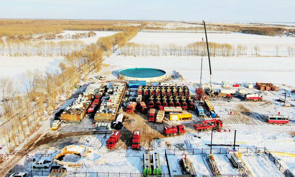 近日，東北多地迎來入冬以來第一次強降雪天氣。中國石化東北油氣分公司迅速啟動大雪應急響應預案，加強關鍵生產裝置檢查和積雪清掃，加密重點井、重點管線巡檢巡護，確保油氣生產安全平穩。圖為中國石化東北油氣田龍鳳山氣田正在進行大型壓裂作業。  