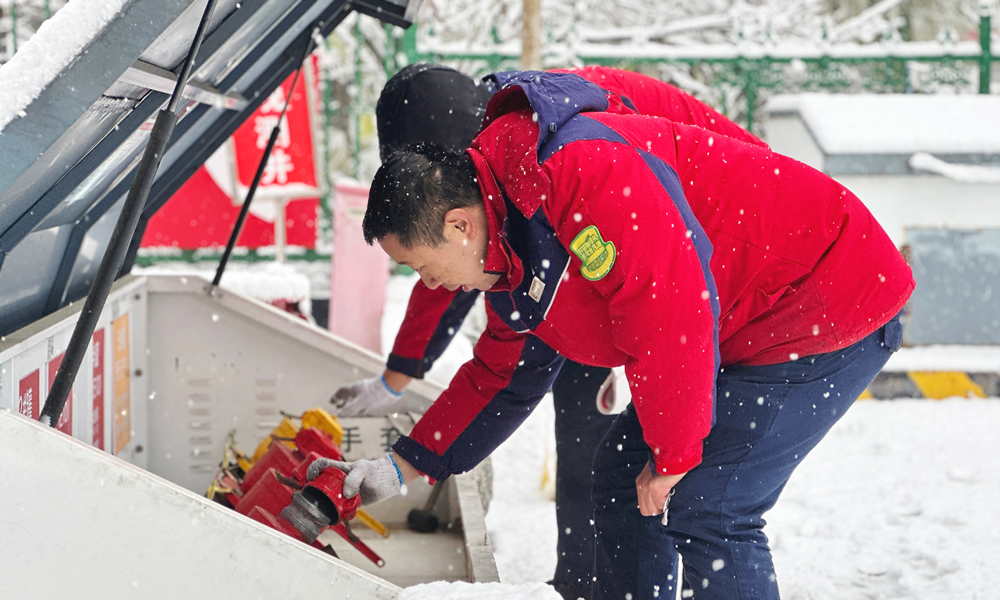 中國石化吉林石油組織各庫站加強設備檢查，密切關注油品收發及加能站油品存量，全力做好庫站清雪工作，保障車輛安全有序進出、油品供應穩定。中國石化吉林市石油長春路加油站員工雪中檢查站內設備設施。