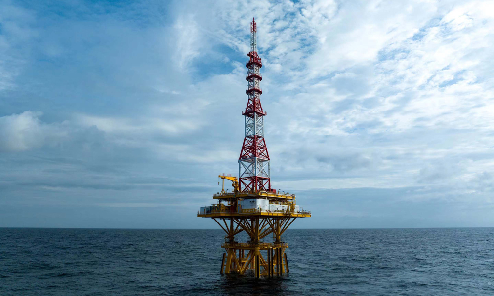 近日，由中國海油下屬海洋石油工程股份有限公司EPCI總承包的我國首個多圈層立體塔基觀測平臺（以下簡稱“觀測平臺”）在舟山海域順利完成海上安裝作業，投入使用后可為我國海洋氣候演變研究、海洋災害預警預報、海洋經濟發展等提供全面精準實時的海洋大數據服務。圖為多圈層立體塔基觀測平臺安裝完成后矗立在舟山海域。