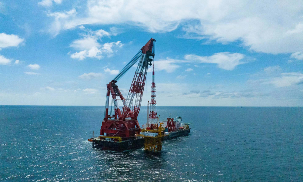 為實現多圈層立體塔基觀測平臺的全生命周期運維管理，在測風塔、組塊和導管架上布設了腐蝕傳感器、光纖光柵傳感器、加速度傳感器、傾角儀等共計147個監測傳感器，開展觀測平臺的實時結構健康監測。作為目前國內海洋結構物中安裝監測傳感器數量最多的“智慧”導管架平臺，未來還將建立不同海況下觀測平臺整體響應和關鍵桿件受力的數字孿生模型，基于數字孿生技術為觀測平臺的結構安全風險管控和全壽命周期運維管理提供支撐。圖為“藍鯨”號完成觀測平臺測風塔吊裝。