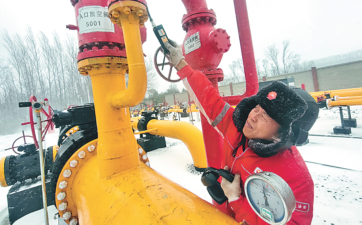 大慶油田天然氣分公司慶哈輸氣班工作人員在雪中巡檢。