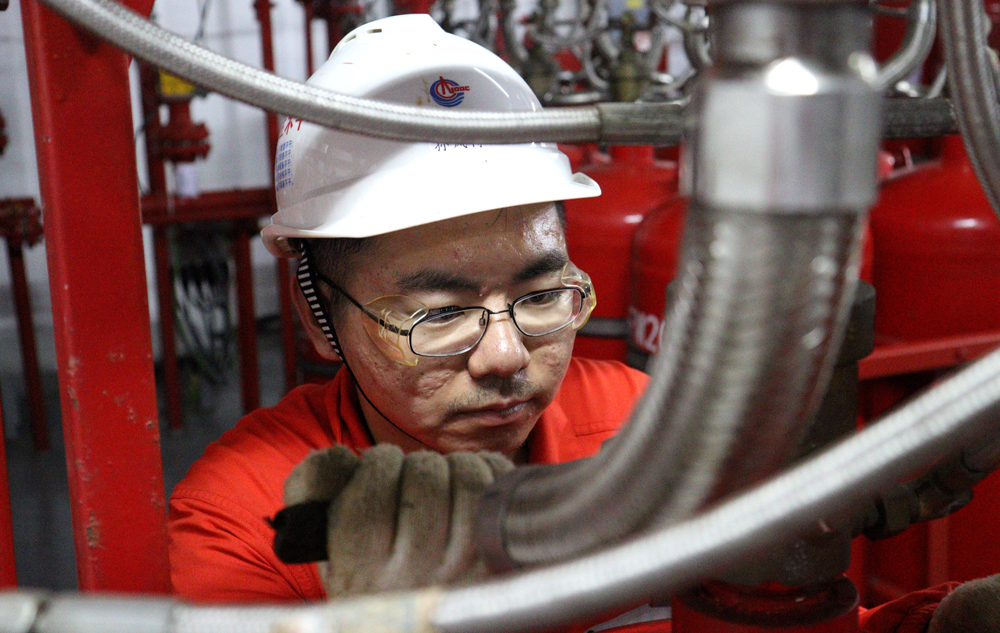 白云氣田現場人員正在對平臺設備進行預防性維護，確保壓力表數值更加精準。