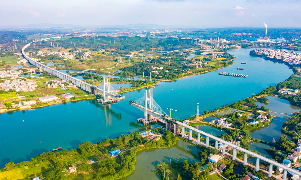日前，中國(guó)鐵建所屬中鐵十一局承建的南深高鐵南玉段六景郁江特大橋首節(jié)鋼箱梁成功安裝，標(biāo)志著該特大橋正式開啟鋼箱梁施工，進(jìn)入合龍前沖刺階段。圖為建設(shè)中的六景郁江特大橋。