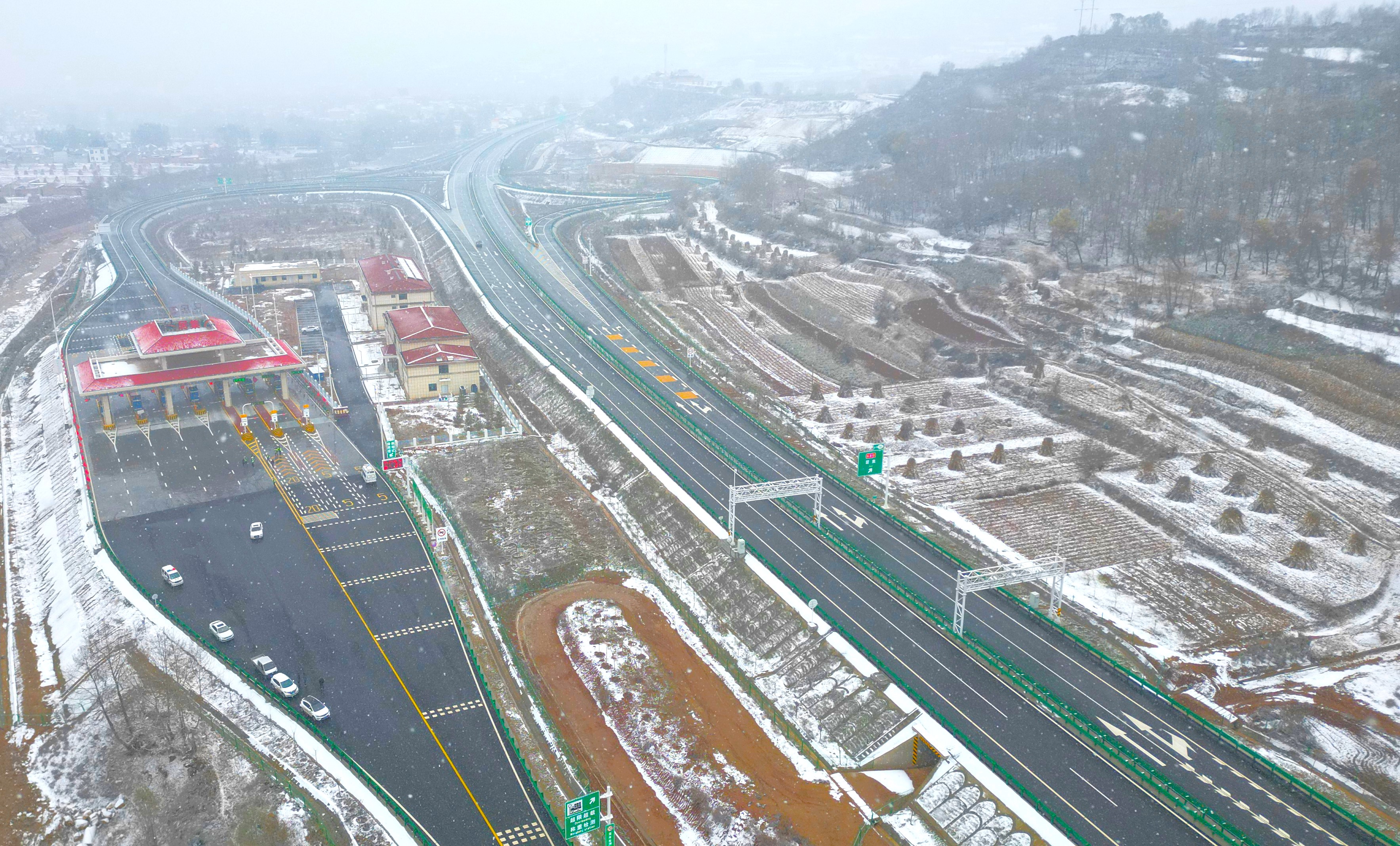 臨大高速公路位于甘肅省境內，全長約52.5公里，雙向四車道，設計時速80公里，是G6京藏高速公路和G1816烏瑪高速公路的連接線。中鐵十四局承建的臨大高速第十合同段位于積石山縣境內，線路長度3.19公里，其中分離式橋梁2座，分離式隧道3座，涵洞2座，橋隧比高達86.17%。