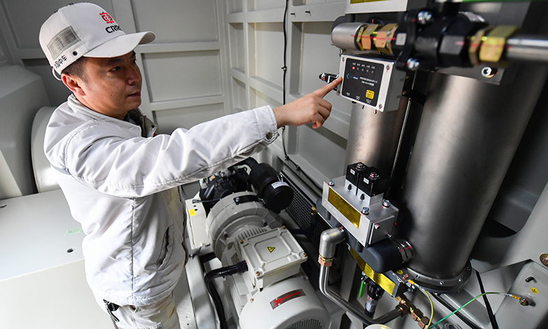 11月16日，中車株機公司的工作人員在機車內巡檢。新華社記者 陳澤國 攝