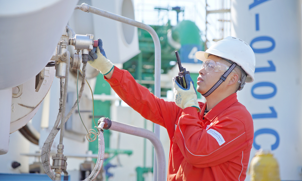 一線操作員測試LNG管道閥門，確保閥門開關正常。