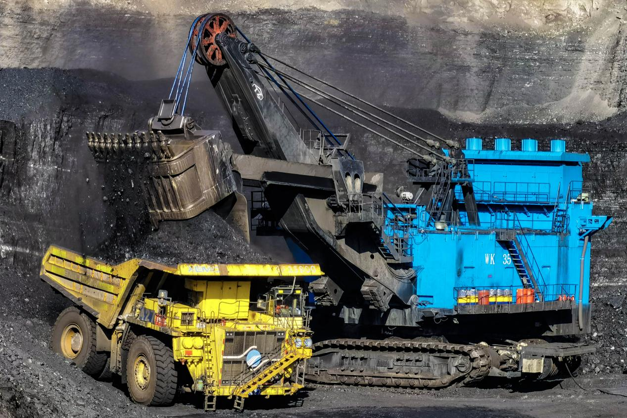 準能集團礦用設備剝離作業現場。