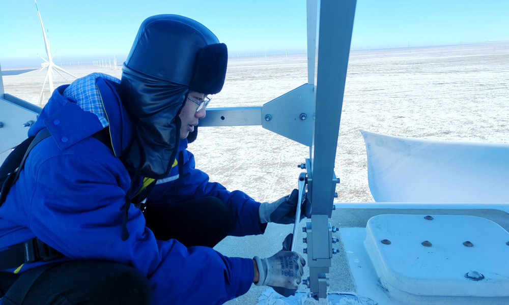 近日，新疆維吾爾自治區(qū)木壘四十個(gè)井子風(fēng)力發(fā)電項(xiàng)目現(xiàn)場(chǎng)氣溫低至零下15攝氏度，為保證機(jī)組的安全運(yùn)行，東方電氣集團(tuán)風(fēng)電現(xiàn)場(chǎng)運(yùn)維服務(wù)人員登上風(fēng)機(jī)，檢查激光雷達(dá)支架固定情況，確保機(jī)組安全運(yùn)行。
