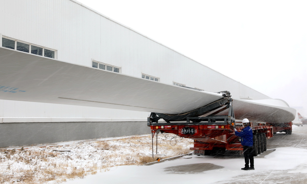 在內(nèi)蒙古自治區(qū)東方電氣興安盟風(fēng)電基地，吉林前郭20萬(wàn)千瓦風(fēng)電項(xiàng)目的風(fēng)機(jī)葉片正整裝待發(fā)。東方電氣集團(tuán)風(fēng)機(jī)制造項(xiàng)目團(tuán)隊(duì)頂著風(fēng)雪，仔細(xì)檢查風(fēng)機(jī)葉片裝車預(yù)緊部位，確保安全穩(wěn)妥運(yùn)往風(fēng)場(chǎng)。