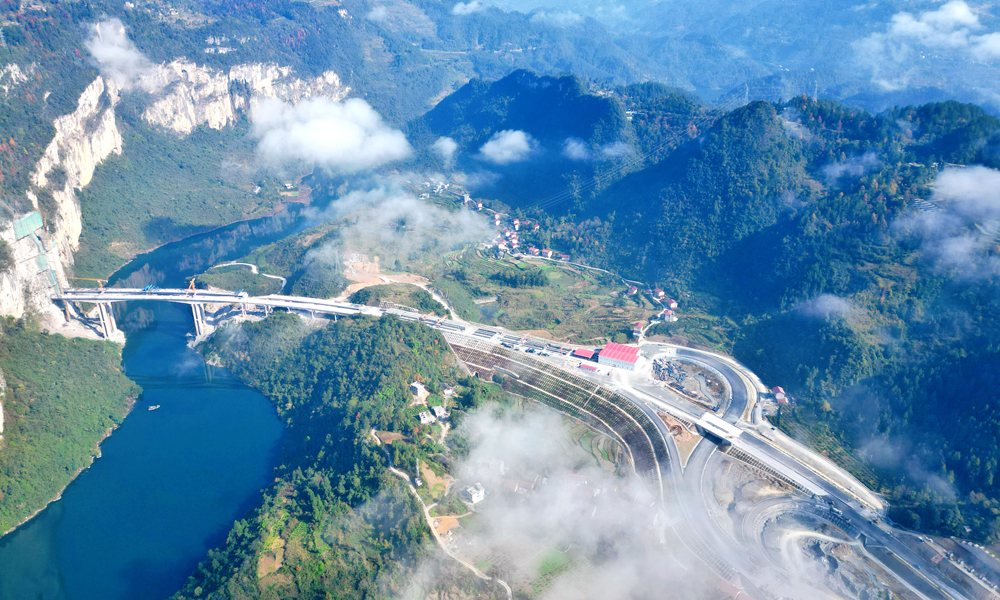 據(jù)介紹，大橋臨崖出口表面凹凸、風(fēng)化、溶蝕，危巖落石隱患極大，施工難度大，在前期施工中，建設(shè)團(tuán)隊(duì)對(duì)臨崖區(qū)整個(gè)危巖進(jìn)行了地質(zhì)勘測(cè)與細(xì)致分析，根據(jù)地質(zhì)和實(shí)測(cè)數(shù)據(jù)創(chuàng)新設(shè)計(jì)了8級(jí)陡崖加固方案，通過錨固點(diǎn)、錨固深度、支架材料與支架結(jié)構(gòu)分級(jí)布置，克服了坡腳地質(zhì)不穩(wěn)、懸挑部位多、操作空間小、受力復(fù)雜等系列難題，有針對(duì)性地對(duì)危巖進(jìn)行加固，確保大橋施工安全有序。
