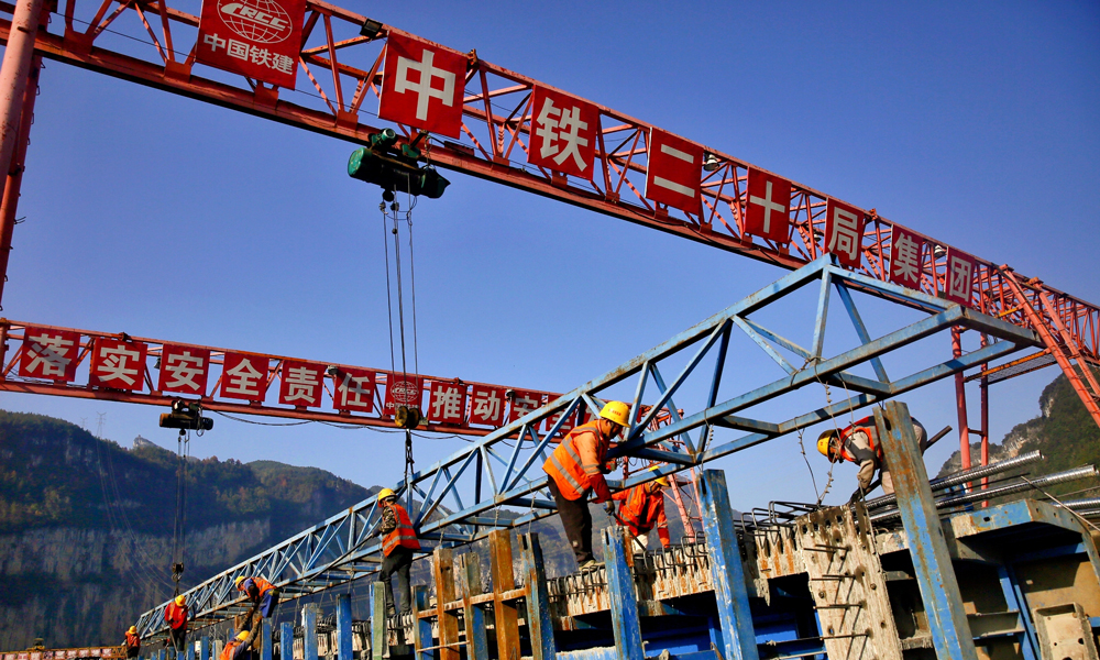 渝湘復(fù)線高速公路建成通車后，從重慶中心城區(qū)到達(dá)酉陽和秀山，用時(shí)將縮短40分鐘以上，改善沿線群眾出行條件，對(duì)擴(kuò)大當(dāng)?shù)鼐蜆I(yè)、帶動(dòng)旅游發(fā)展、推進(jìn)鄉(xiāng)村振興具有重要意義。圖為預(yù)制箱梁施工現(xiàn)場(chǎng)。