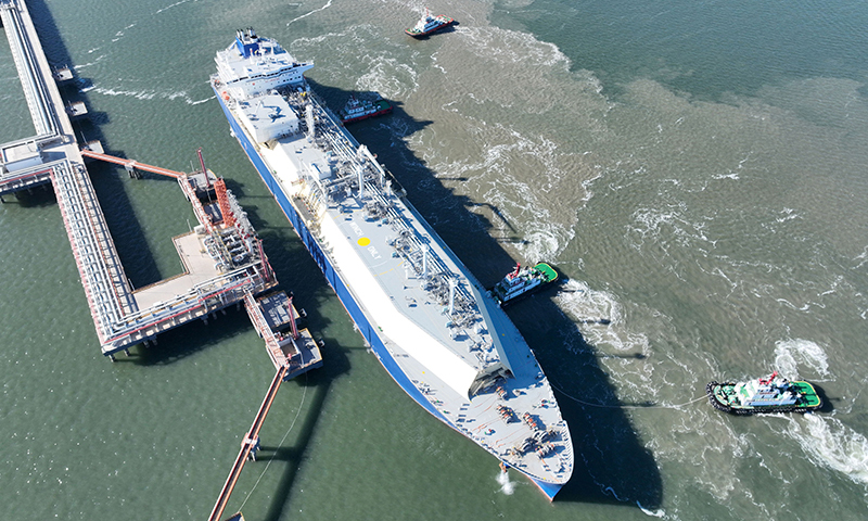 12月1日，中國石化天津LNG（液化天然氣）接收站碼頭迎來“少林”號LNG運輸船。今年冬季供氣工作開展以來，中國石化天津LNG接收站已累計接卸船舶7艘，氣化外輸天然氣超4億立方米，發揮冬季調峰供氣職能，為華北地區經濟社會發展和民生需求提供有力保障。圖為“少林”號LNG運輸船正在靠泊中國石化天津LNG接收站2號泊位（無人機照片）。新華社記者 趙子碩 攝