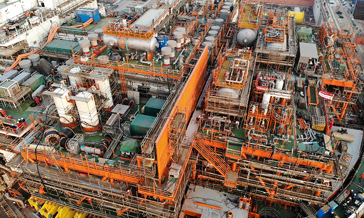 在海洋石油工程（青島）有限公司生產基地，工人對“海洋石油122”進行上部模塊總裝作業（12月4日攝，無人機照片）。新華社記者 李紫恒 攝