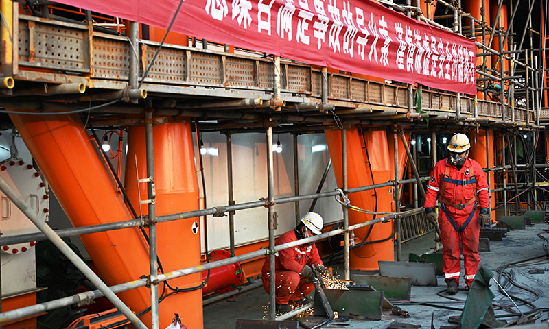 12月4日，工人在建造中的“海洋石油122”上作業。新華社記者 李紫恒 攝