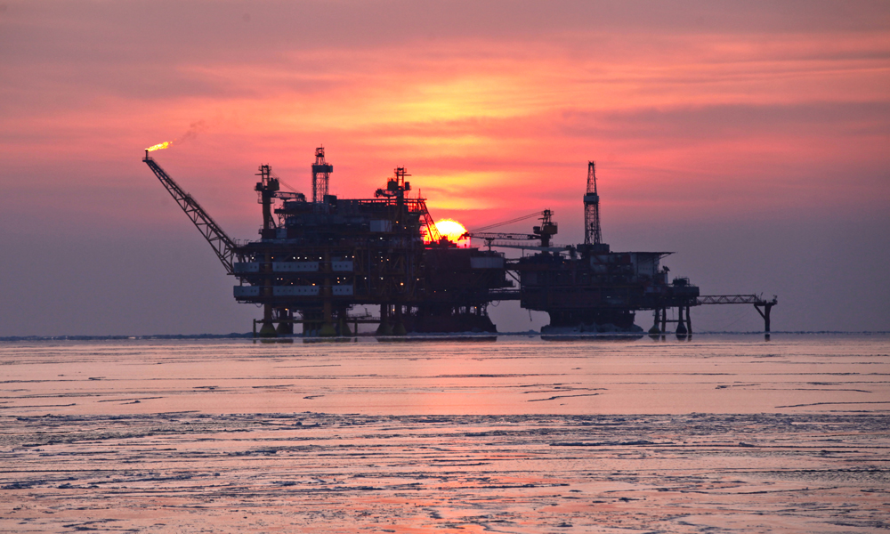 近日，中國海油天津分公司遼東作業(yè)公司錦州9-3油田日產(chǎn)原油量達(dá)1080立方米，正式邁入原油日產(chǎn)量千方級油田陣營。錦州9-3油田位于渤海遼東灣北部，于1999年投產(chǎn)，是國內(nèi)地處最北、水深最淺、緯度最高的海上油田。