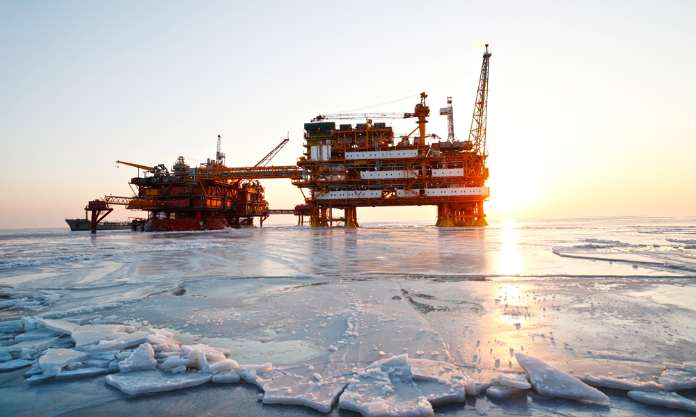 經(jīng)過20多年的開發(fā)，該油田已進(jìn)入開發(fā)生產(chǎn)中后期，存在地層能量弱、含水率高、單井產(chǎn)能趨低等問題，調(diào)整作業(yè)的難度越來越大。對此，遼東作業(yè)公司組織油田生產(chǎn)人員與陸地油藏人員通力協(xié)作，對工藝和作業(yè)設(shè)計嚴(yán)格把關(guān)，科學(xué)制訂穩(wěn)產(chǎn)增產(chǎn)措施，激活低效井生產(chǎn)潛力，推動老油田穩(wěn)產(chǎn)增產(chǎn)。圖為生產(chǎn)運營中的錦州9-3油田。