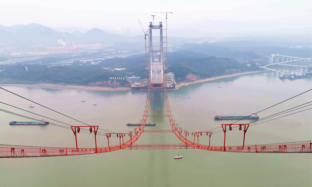 大橋共設2根主纜，兩端分別錨固在南、北錨碇，把大橋南、北邊跨和主跨連為一體。其中中跨每根主纜由169股索股組成，主纜直徑879毫米；邊跨每根主纜由179股索股組成，主纜直徑905毫米。單股索股由127根長1805.7米、直徑5.4毫米、標準強度為2000兆帕的鍍鋅鋁合金高強鋼絲組成。2根主纜的高強鋼絲首尾相連長約8萬公里，可繞地球約2圈；總重量約1.44萬噸，相當于約285節高鐵車廂的重量。