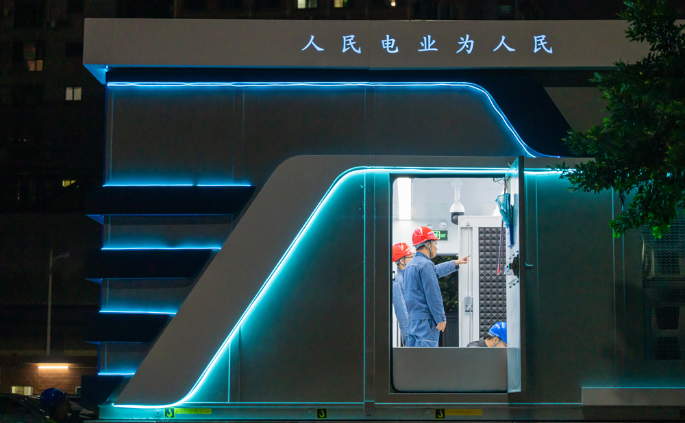 未來(lái)，南方電網(wǎng)深圳供電局將逐步在有條件的范圍內(nèi)新建全預(yù)裝近零碳景觀配電站，進(jìn)一步提升城市空間品質(zhì)，增強(qiáng)市民幸福感和獲得感，讓有“顏”有“智”的電力基礎(chǔ)設(shè)施點(diǎn)“靚”城市。