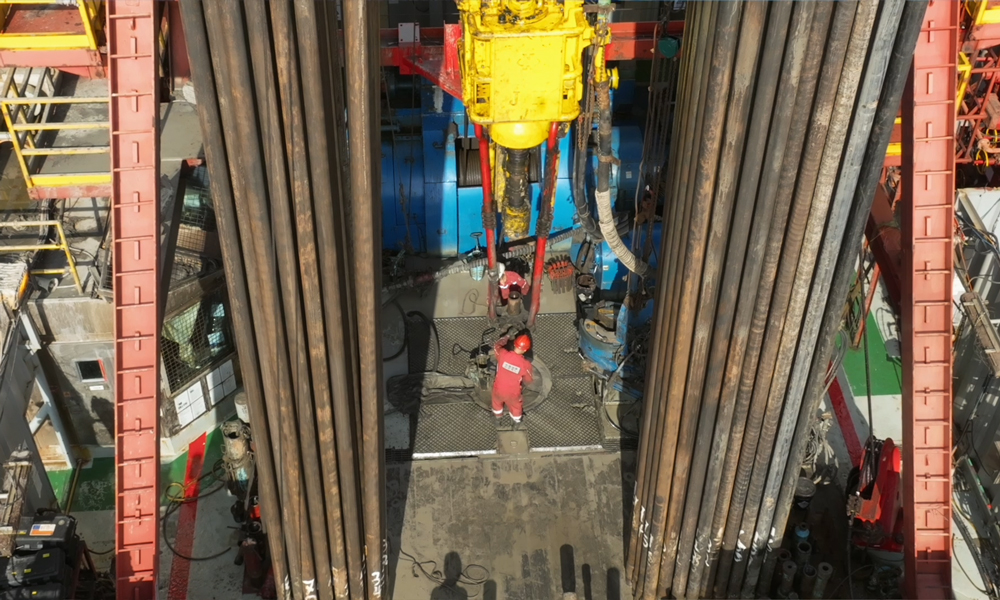 目前該調整井已進入完井階段，投產后預計日產新增35萬方，為冬季保供增添“氣”力。圖為番禺30-1平臺在下氣井套管。李顏 攝