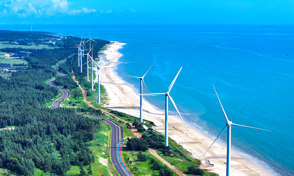 歷經(jīng)三年建設(shè)，12月18日，中國(guó)中鐵旗下中鐵南方參與投資，中鐵二局、中鐵八局、中鐵北京局參建的國(guó)家海岸一號(hào)風(fēng)景道——海南環(huán)島旅游公路建成通車(chē)。圖為海南環(huán)島旅游公路文昌段風(fēng)車(chē)海岸。