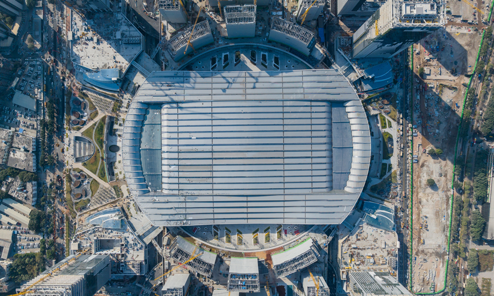 白云站地下設置了銜接6條軌道交通線路的特大型地鐵站，并與周邊五個地鐵站點，形成“一樞紐、五發展極”的綜合交通服務體系，將進一步提成樞紐對城區的支撐作用，統籌推進周邊城市更新，改善城市品質。圖為施工過程中航拍白云站。