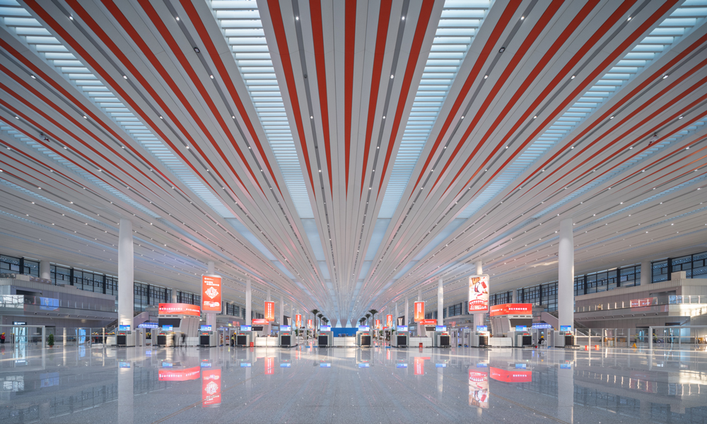 廣州白云站是站城融合、交通綜合、功能復合、生態結合、智能統合，具有嶺南特色的全新TOD（即以公共交通為導向的開發模式）大型綜合交通樞紐，將有效促進廣州國際性綜合交通樞紐、樞紐型網絡城市建設，對于加快粵港澳大灣區互聯互通、推動高質量發展具有重要意義。圖為白云站內景。