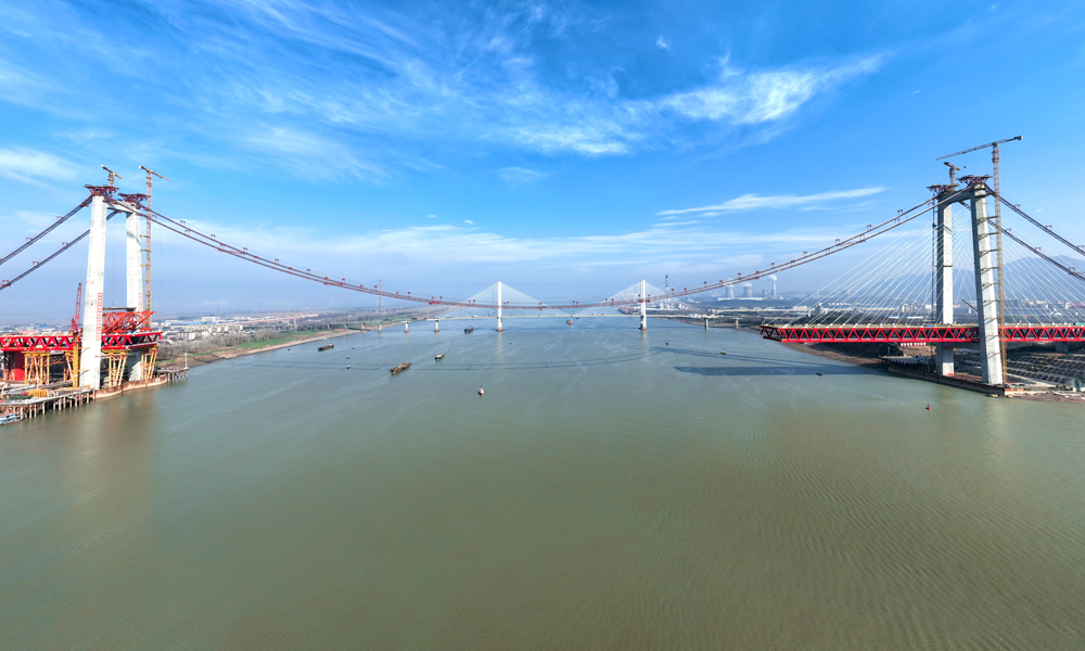 截至1月9日，中鐵大橋局參建的G3銅陵長江公鐵大橋3號主墩完成75根主纜架設，鐵路現澆梁完成25片，公路現澆梁完成14片，目前正在架設3號墩邊跨第9節段鋼梁；4號主墩塔柱和鋼梁正在進行附屬安裝；合建段南引橋累計完成鐵路墩身14個、公路墩身10個、公路立柱12個、鐵路梁23孔、公路梁10節段。