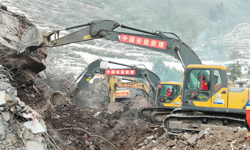 中國安能救援隊主要負(fù)責(zé)崩塌體開挖、轉(zhuǎn)渣及人員搜救等救援任務(wù)。根據(jù)現(xiàn)場情況，救援隊員們采用“雙向推進(jìn)、滾動翻挖、前緣優(yōu)先、精準(zhǔn)搜救”戰(zhàn)法，利用挖掘機(jī)等重型機(jī)械設(shè)備進(jìn)行開挖，24小時倒班作業(yè)，搜尋失聯(lián)人員。