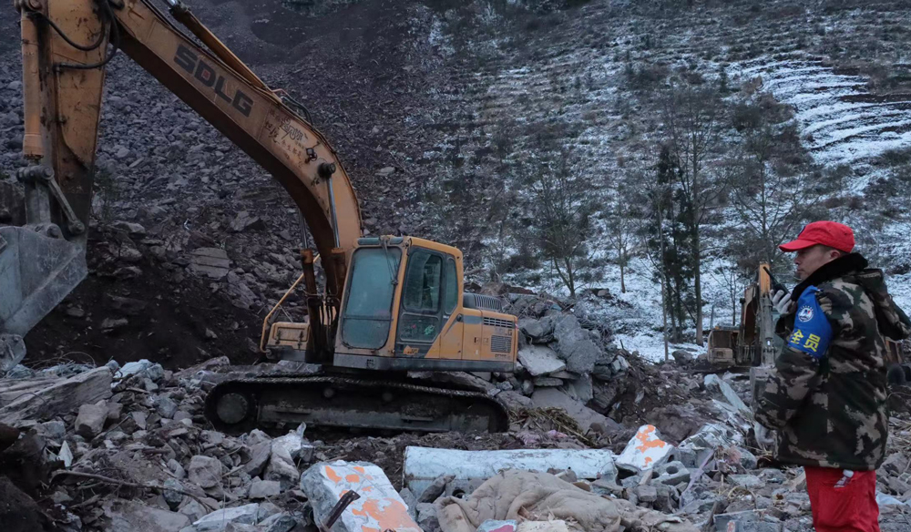 針對現(xiàn)場存在的大體積塊石，中國安能救援隊調(diào)用破碎錘等裝備，進(jìn)行液壓分解破碎處置。滑坡山體的頂部仍存在不穩(wěn)定的危巖體和圍巖，為避免可能出現(xiàn)的二次滑坡傷害，中國安能救援隊安排專職安全人員對塌方山體不間斷地開展安全監(jiān)測，制定了應(yīng)急疏散方案，并組織開展了緊急避險演練。