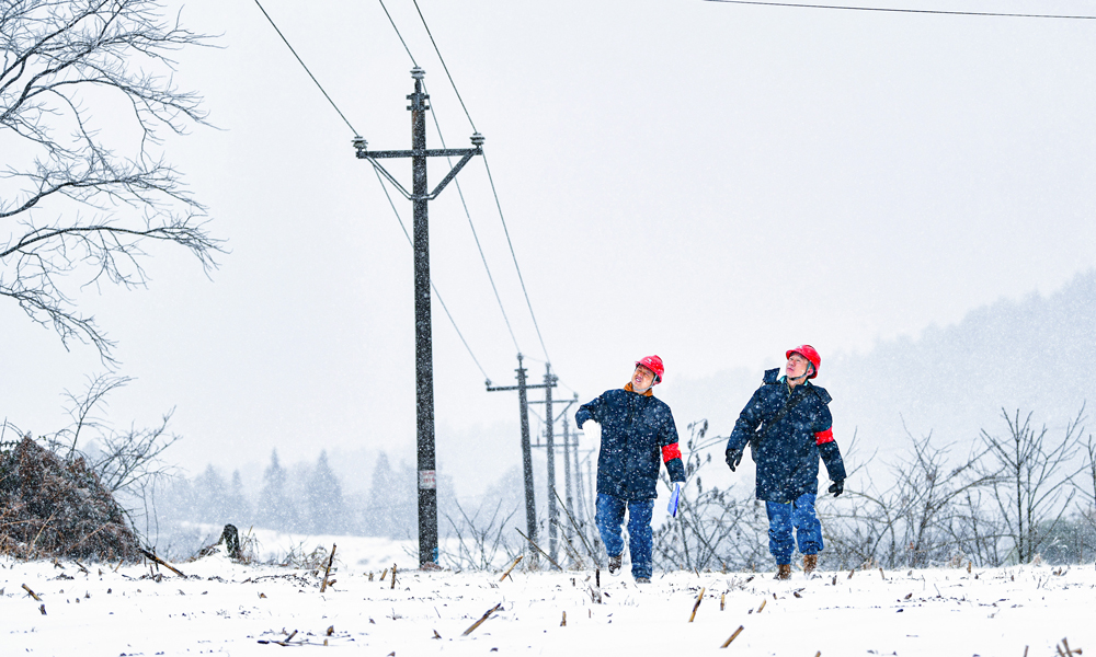 1月22日，南方電網(wǎng)貴州凱里施秉供電局工作人員測(cè)量線路設(shè)備覆冰情況。