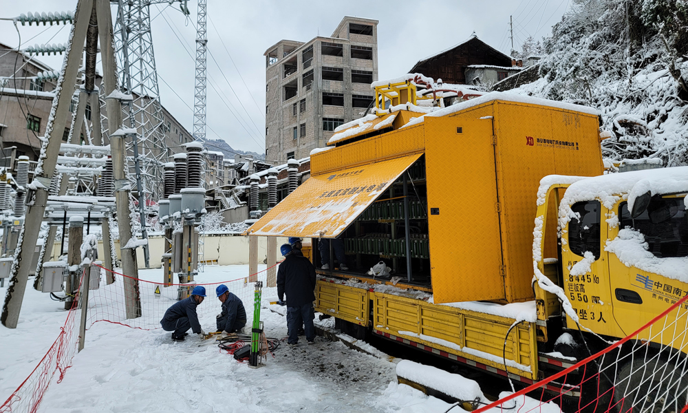1月22日，南方電網(wǎng)貴州凱里供電局工作人員開展車載直流融冰作業(yè)。