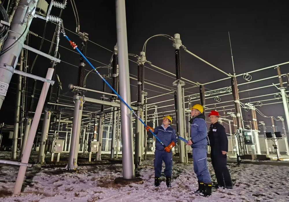 1月22日，南方電網(wǎng)廣西桂林供電局工作人員通過遠(yuǎn)程及現(xiàn)場(chǎng)操作，調(diào)整融冰裝置方式，分別對(duì)線路的導(dǎo)線、光纜及地線進(jìn)行融冰。