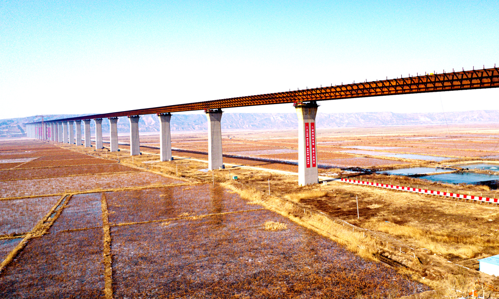 臨猗黃河大橋及引線工程起于山西省運城市萬榮縣，終于陜西省渭南市合陽縣，全長5427米，是連接晉、陜兩省的12座公路橋梁中投資規模最大、橋梁長度最長的黃河公路大橋。臨猗黃河大橋主橋全長3816米，寬26米，采用等截面連續鋼箱組合梁，基本跨徑為128米，共30跨，從山西、陜西兩側頂推平臺對向頂推施工，連續頂推重量達2.9萬噸，采用大跨度整幅橋核心箱組合梁多點頂推施工，頂推精度要求高、施工難度大。中鐵工業主要承接主橋第二聯（陜西側）鋼結構、檢修機構箱軌道、附屬結構共計約3.03萬噸的工程量。