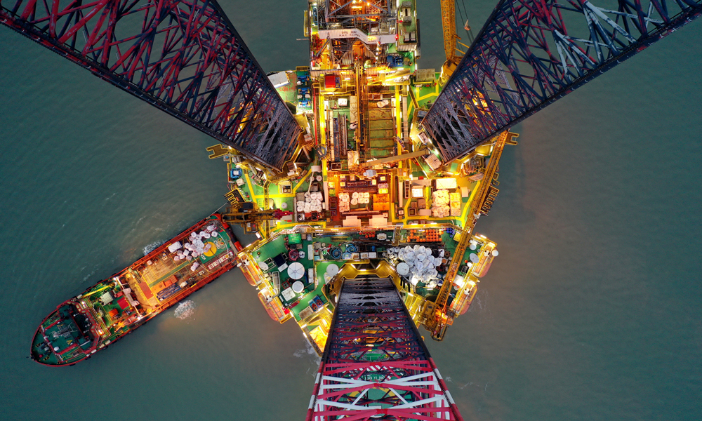 目前，探井項目組正充分利用歲末年初作業窗口，積極協調鉆機資源，壓茬推進井位部署，落實重點技術方案，推動多口重點井、難度井持續上鉆。預計2月中旬探井上鉆井位逐步增加至9到11個，屆時渤海油田大規?？碧綄⑷驿侀_，為保障渤海油田2024年勘探發現開門紅創造充足條件。