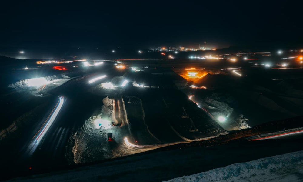 近日，國家能源集團(tuán)準(zhǔn)能集團(tuán)扎實(shí)推進(jìn)安全生產(chǎn)保障工作，確保煤炭穩(wěn)產(chǎn)穩(wěn)供。1月份，準(zhǔn)能集團(tuán)生產(chǎn)商品煤548.3萬噸，發(fā)電2.51億度，能源保供扎實(shí)有力。圖為黑岱溝露天煤礦生產(chǎn)現(xiàn)場(chǎng)。該礦根據(jù)冬季低溫、降雪等氣候特點(diǎn)，優(yōu)化調(diào)整剝離推進(jìn)、原煤開采等環(huán)節(jié)的生產(chǎn)方案，保證煤炭穩(wěn)產(chǎn)穩(wěn)供。