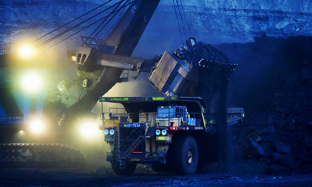 準(zhǔn)能集團(tuán)黑岱溝露天煤礦通過氣象預(yù)警提示、行車安全提醒、安全培訓(xùn)、現(xiàn)場(chǎng)巡視等多項(xiàng)措施，科學(xué)規(guī)劃剝、采、運(yùn)、排各環(huán)節(jié)，確保采煤進(jìn)度。圖為電鏟為卡車裝載煤炭。