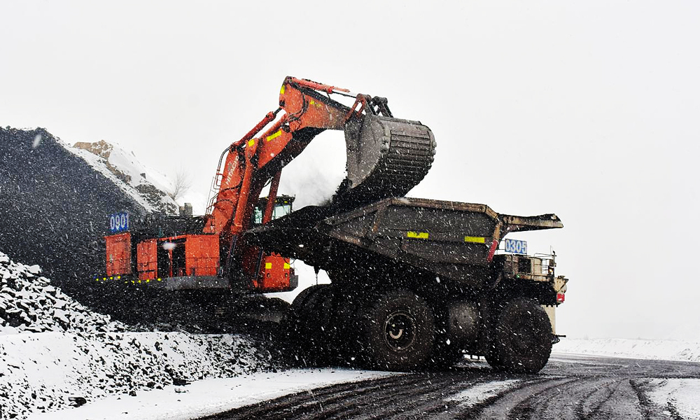 準(zhǔn)能集團(tuán)哈爾烏素露天煤礦在降雪天氣前加大場(chǎng)地存煤，最大限度減少天氣對(duì)上煤工作的影響，確保原煤生產(chǎn)的穩(wěn)定接續(xù)。圖為液壓反鏟在降雪天氣為卡車裝煤。
