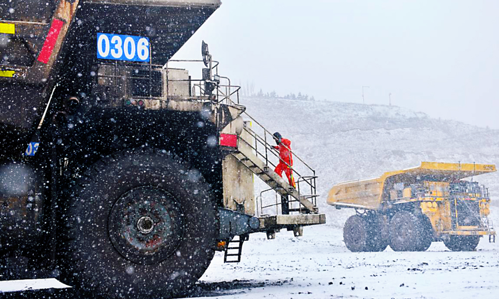 準(zhǔn)能集團(tuán)哈爾烏素露天煤礦積極做好設(shè)備防寒越冬工作，全面加強(qiáng)運(yùn)輸卡車點(diǎn)檢力度，從源頭上消除設(shè)備的松、漏、缺、裂等現(xiàn)象，切實(shí)提升設(shè)備安全性能。圖為運(yùn)輸隊(duì)工作人員對(duì)卡車進(jìn)行點(diǎn)檢。