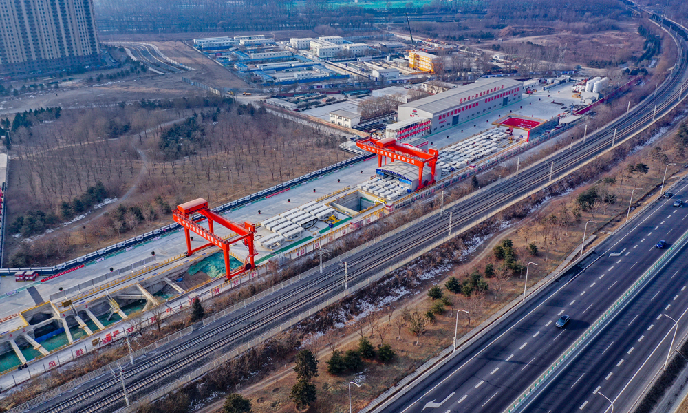 春節期間，由中國鐵建所屬中鐵十四局承建的京唐城際鐵路運潮減河隧道正常掘進。該隧道是北京地區目前直徑最大的高鐵隧道，使用直徑13.3米盾構機“京通號”開挖。中鐵十四局京唐城際鐵路八標項目的200名建設者堅守崗位，與這臺總長約138米、總重量約3200噸的“巨無霸”一起跨年。圖為京唐城際鐵路項目航拍。