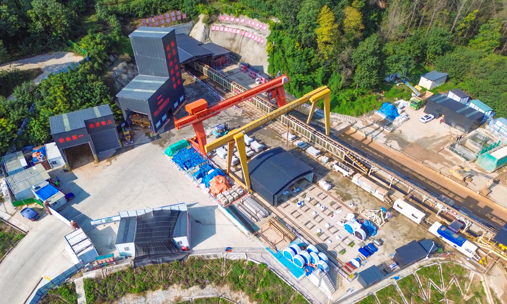 近日，中鐵十二局參建的引漢濟渭二期工程少陵塬隧洞總掘進里程突破2000米大關。少陵塬隧洞位于潏河和浐河之間，全長8625米，目前盾構機正在穿越水砂層。引漢濟渭二期工程建成后將解決西安、咸陽、渭南、楊凌4個重點城市以及沿渭11個中小城市、西安涇渭工業園區和渭北工業區的工業和生活用水問題，受益人口1411萬人。