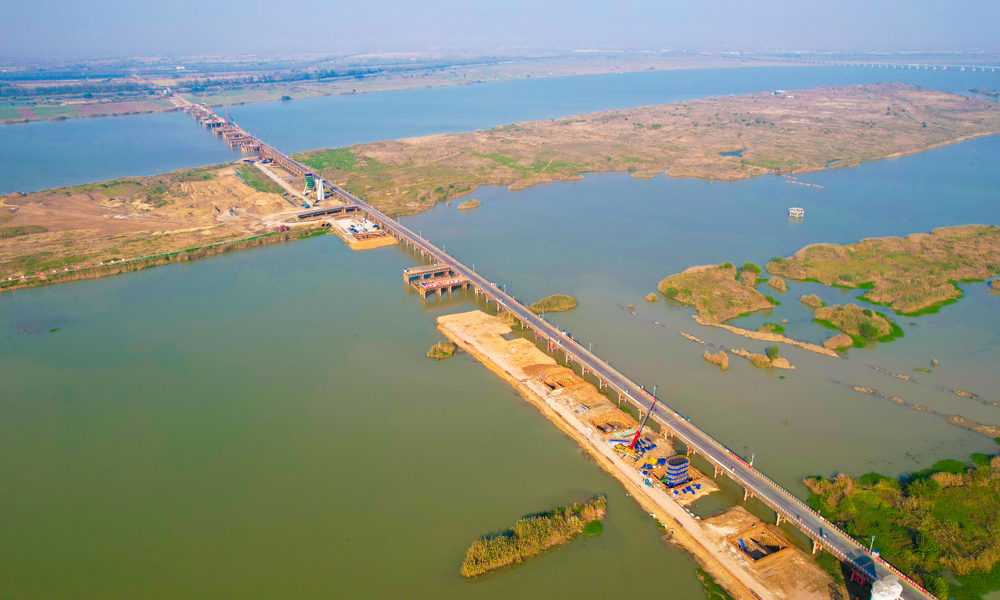 圖為中鐵十六局承建的寧淮城際鐵路項目洪澤至金湖雙線特大橋，全長約2400米，跨越Ⅲ級航道，為全線重難點控制性工程。目前，大橋樁基、承臺、墩身施工正在同步推進中，預計8月份可完成全部墩身施工任務。項目建成后，將進一步完善江蘇省內城際軌道交通網布局，對促進南京都市圈和沿線地區經濟社會發展、助力長三角高質量一體化發展等具有重要意義。